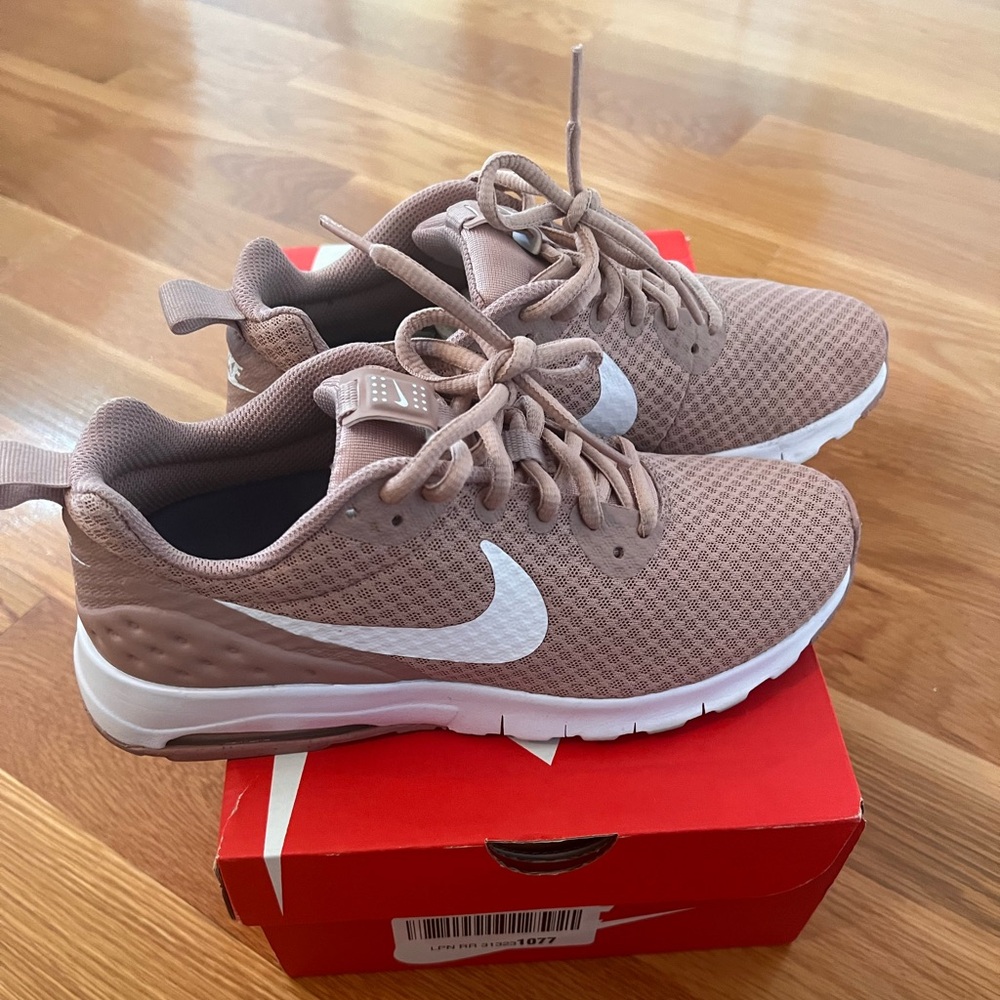 NIKE Womens Air Max Motion LW - Picture 3 of 4